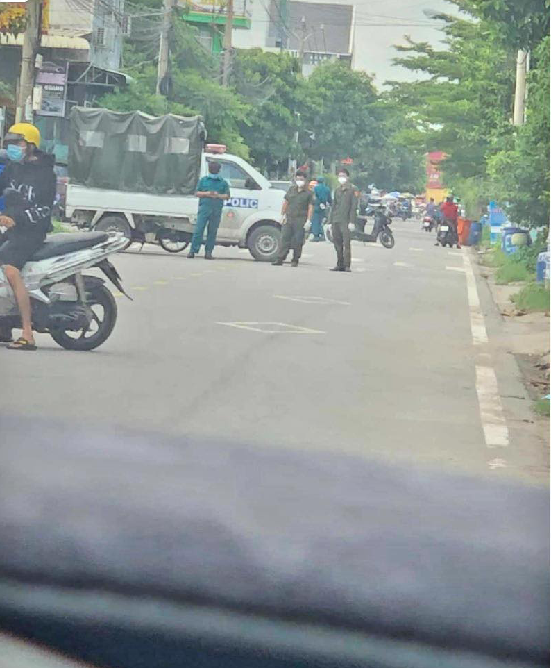 Lực lượng chức năng phường An Phú chốt chặn nhưng con đường D35 chưa bị phong toả
