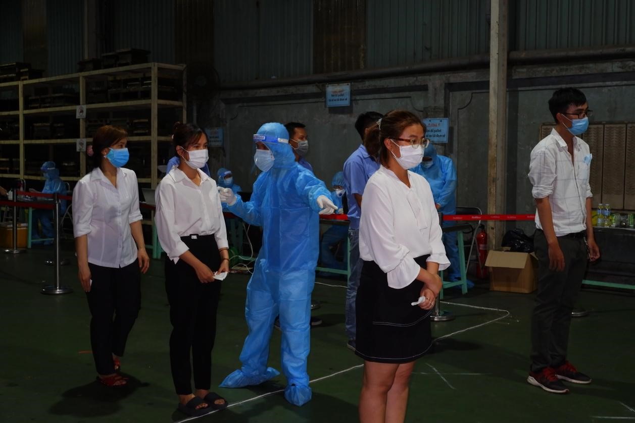 Lấy mẫu bệnh phẩm cho 700 công nhân tại Khu công nghiệp Tân Bình tối 28/5/2021. Ảnh: HCDC