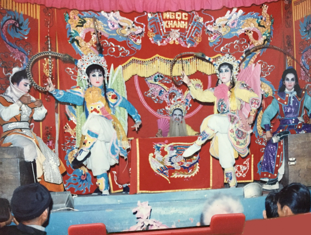 Nghệ sĩ Thanh Hiệp (phải) và NSƯT Ngọc Dung (thứ hai từ phải sang) trong vai Trương Hổ  và công chúa phiên bang, vở Song nữ loạn viên môn diễn những năm thập niên 1990  (ảnh do NSƯT Ngọc Dung cung cấp)