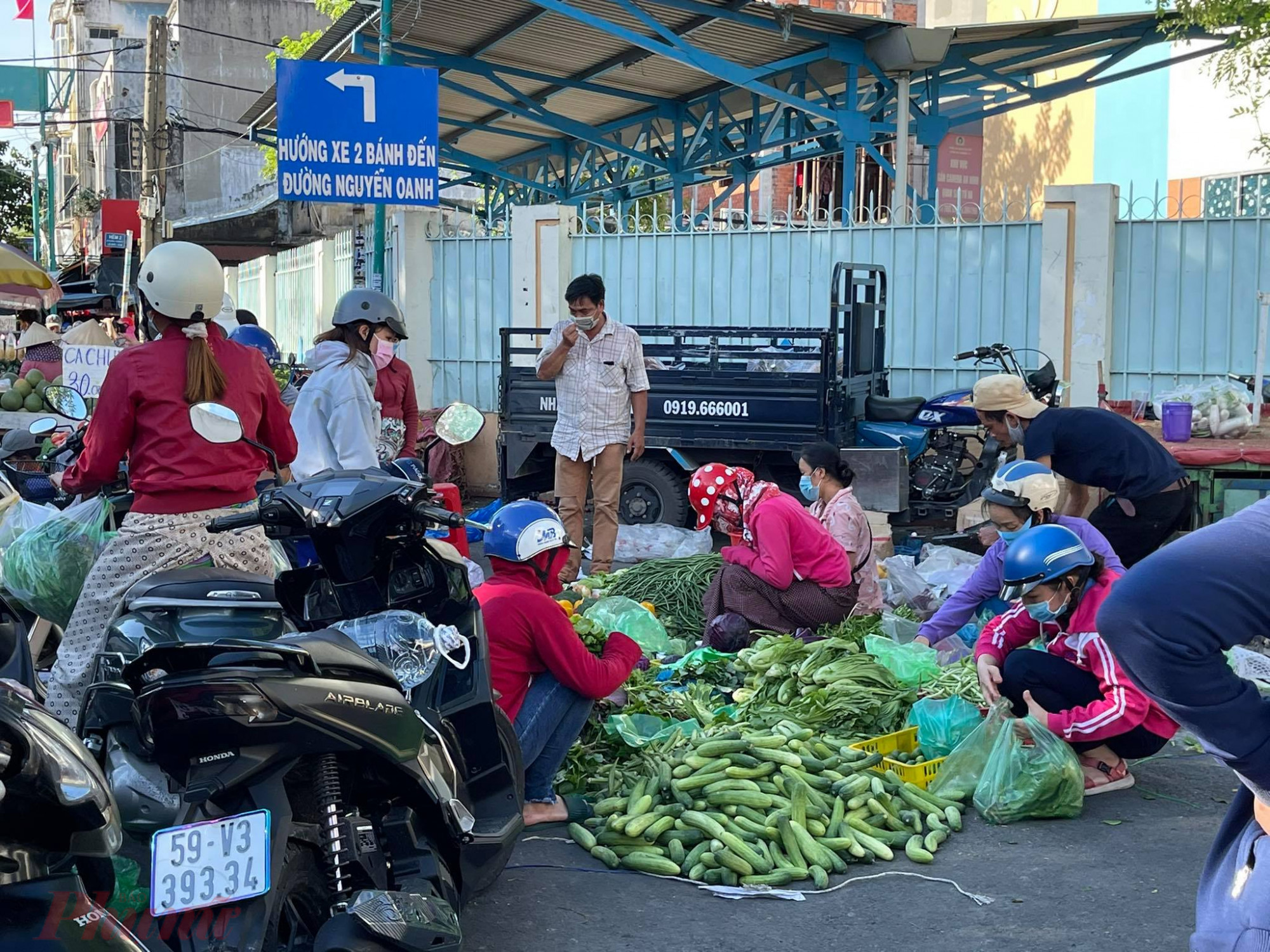 Rau củ xe đẩy đổ xuống đường cho khách dễ chọn mua.