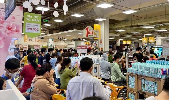Hình ảnh người mua đông nghẹt tại siêu thị Emart, đường Phan Văn Trị (quận Gò Vấp) được nhiều người chia sẻ trong chiều ngày 30/5.