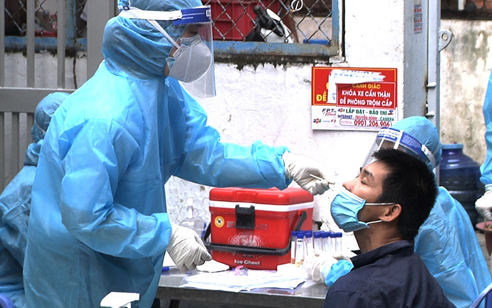 Nhân viên y tế lấy mẫu xét nghiệm COVID-19 cho người dân tại Gò Vấp