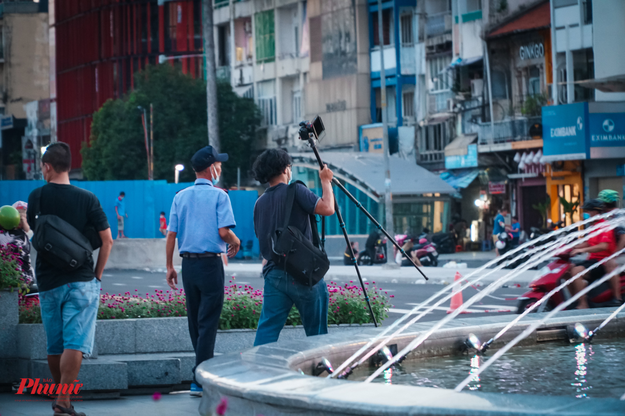 Tại khu vực đối diện công viên Lam Sơn, nhiều nhiều dân vẫn còn tụ tập và ngay lập tức được lực lượng bảo vệ nhắc nhở, mời đi