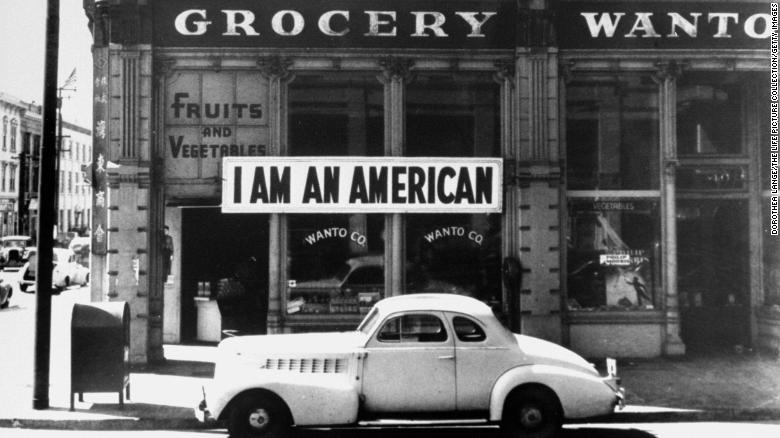Tấm biển ghi “Tôi là người Mỹ” trên cửa hàng tạp hóa Wanto Co ở Oakland (California), một ngày sau cuộc tấn công Trân Châu Cảng 8/12/1941 - Ảnh: CNN
