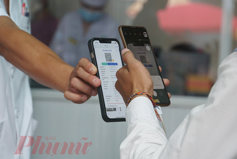 Điều dưỡng Nguyễn Trọng Thu kiểm tra, phát hiện số điện thoại của một bệnh nhân chưa thực hiện khai báo và yêu cầu người bệnh phải khai báo y tế trung thực.