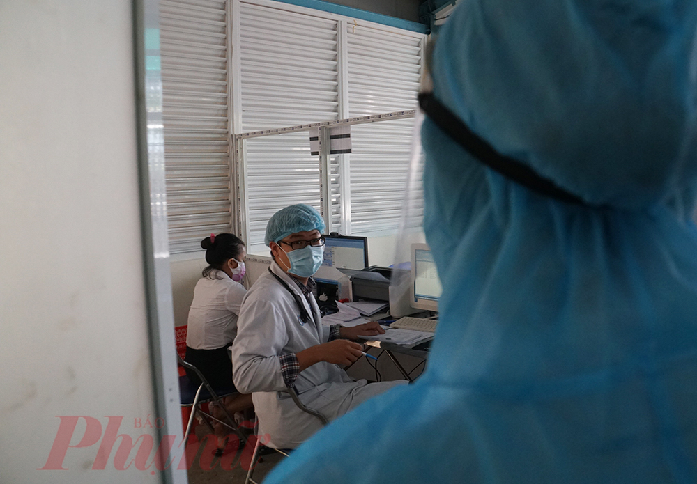 Phát hiện bệnh nhân có nguy cơ lây nhiễm với các triệu chứng điển hình của COVID-19, bác sĩ Vinh gọi ngay điều dưỡng Phan Hồng Ngọc Thanh để nhờ kết nối với bác sĩ chuyên khoa bên trong bệnh viện, trước khi quyết định lấy mẫu test nhanh cho bệnh nhân