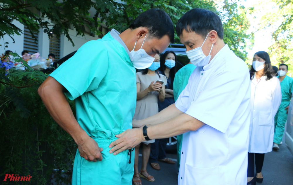Đoàn y bác sĩ và cán bộ y tế của Bệnh viện Trung ương Huế đi chi viện tỉnh Bắc Giang có tổng cộng 18 thành viên, trong đó 7 bác sĩ, 6 điều dưỡng hồi sức, 1 kỹ sư thiết bị và 3 người phục vụ hậu cần