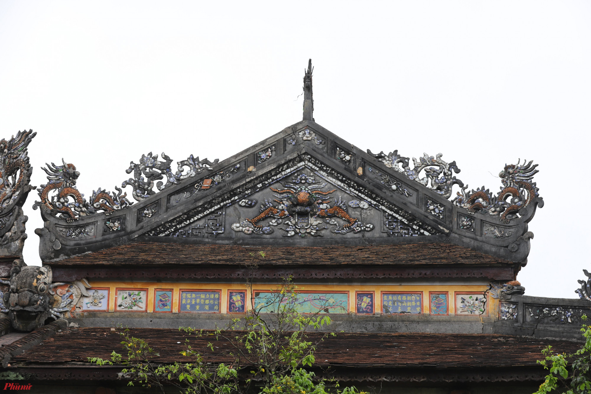 Phần mái điện Thái Hòa xuống cấp nhiều năm nay