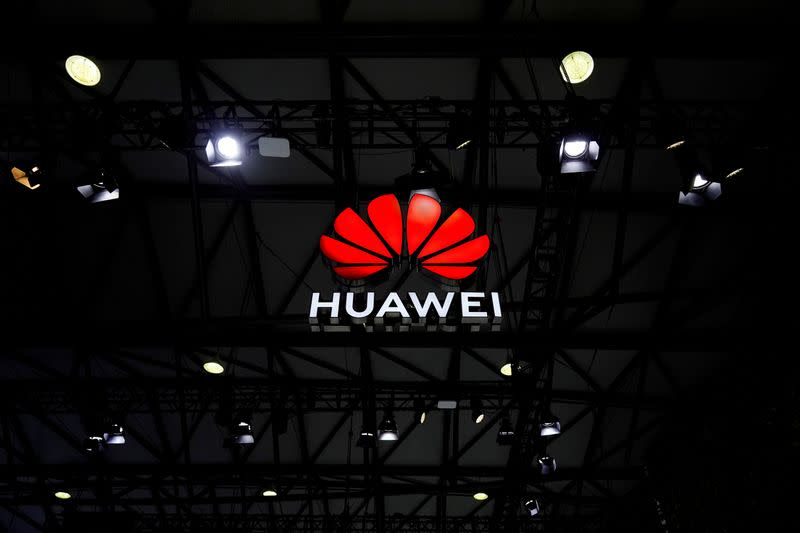 Logo Huawei tại Đại hội Thế giới Di động (MWC) ở Thượng Hải, Trung Quốc, ngày 23/2/2021 - Ảnh: Reuters