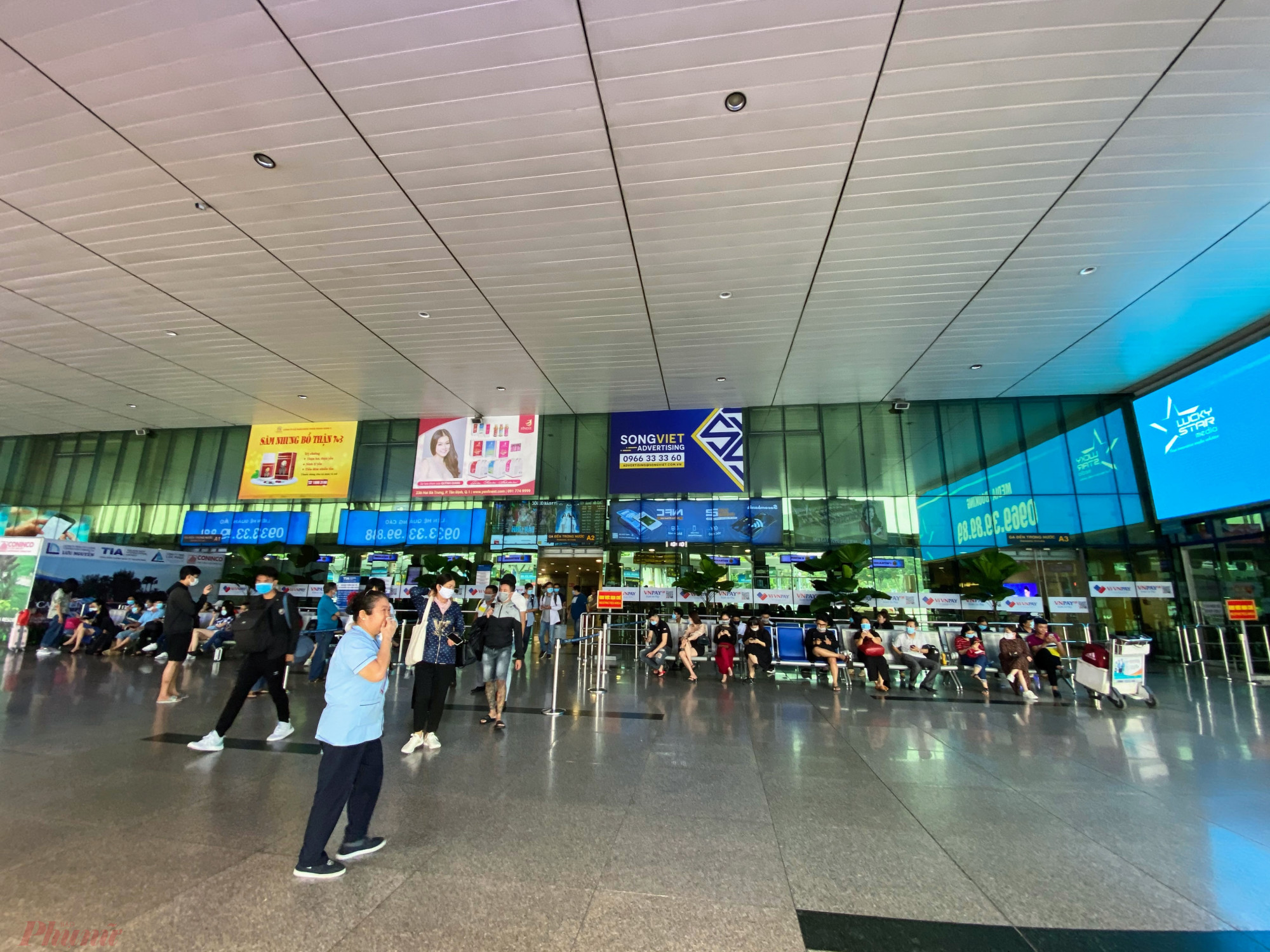 Cửa ra cho hành khách trên các chuyến bay nội địa đáp sân bay Tân Sơn Nhất. Ảnh: Quốc Thái
