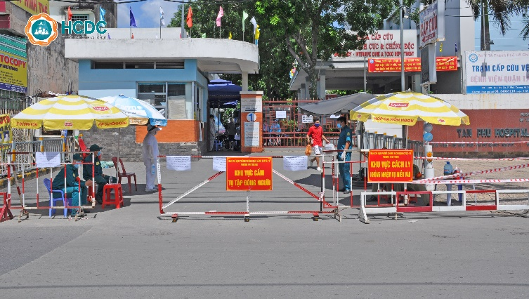 Bệnh viện quận Tân Phú đã tạm ngưng tiếp nhận bệnh, bị phong tỏa từ ngày 28/5/2021 do có 3 ca bệnh đến khám.