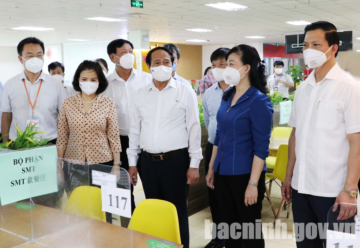 Phó Thủ tướng Chính phủ Lê Văn Thành (thứ ba từ phải sang) cùng lãnh đạo tỉnh kiểm tra khu vực bếp ăn tại Công ty TNHH Goerteck Vina.