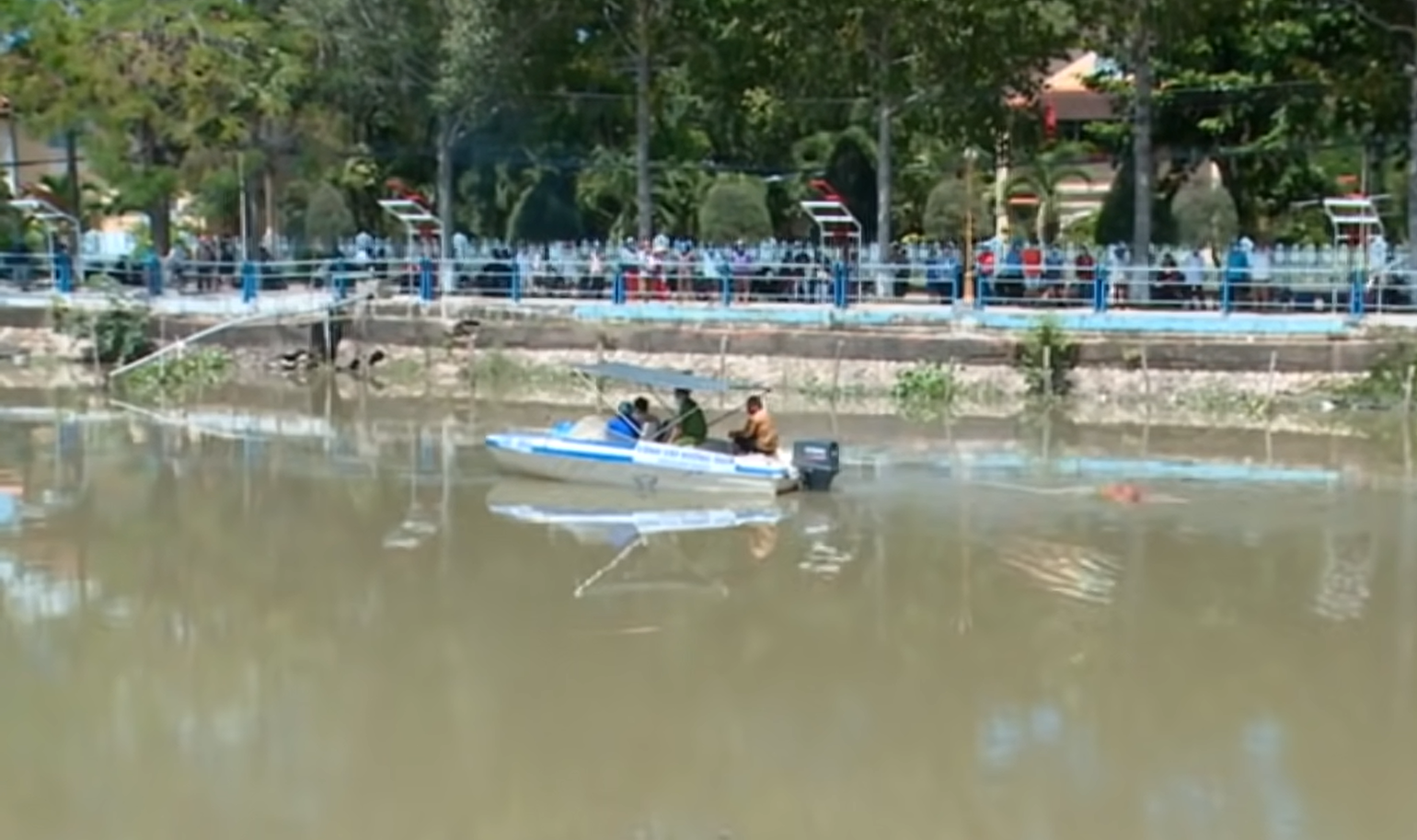 Cơ quan chức năng tiến hành trục vớt xác người bị nạn trên sông
