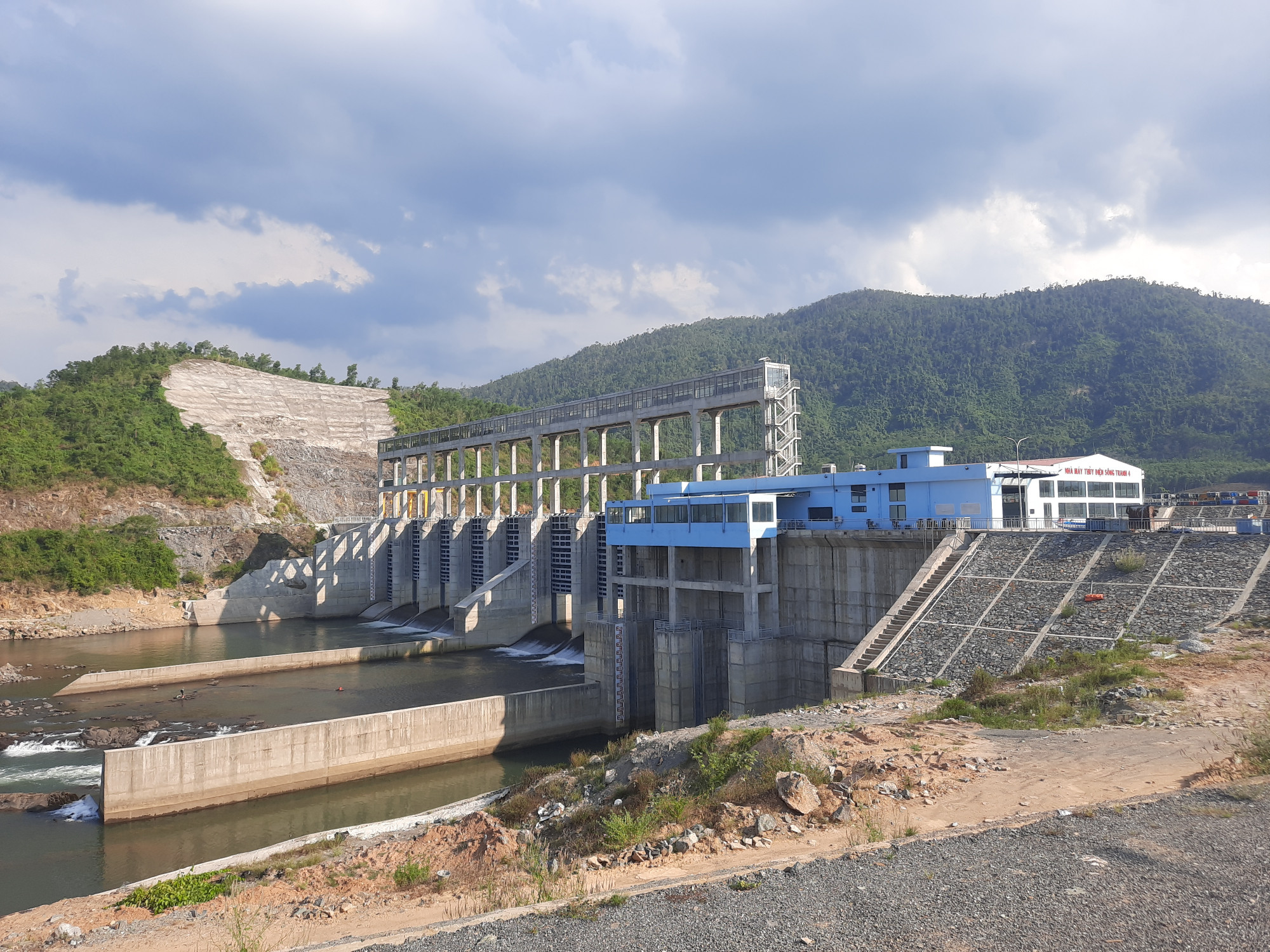 Thủy điện Sông Tranh 4 đã hoàn thành toàn bộ công tác xây dựng và lắp đặt thiết bị, đảm bảo sẵn sàng phát điện từ tháng 12/2020 nhưng đến nay vẫn im lìm vì có 18 hộ dân vẫn chưa chịu giao đất.