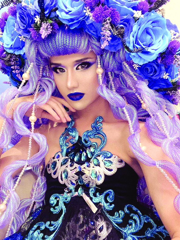 Nghệ thuật drag queen được du nhập vào Việt Nam từ những năm 1990. Tuy nhiên những tụ điểm biểu diễn loại hình này không nhiều. Định kiến về giới tính ở Việt Nam khá khắt khe khiến nghệ sĩ không có điều kiện phát triển. Đa số mọi người không công nhận đây là một nghề mà chỉ xem như một trò đùa vui ở các tụ điểm giải trí.