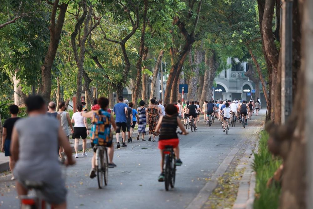 Tận dụng khoảng thời gian sáng sớm thời tiết mát mẻ, chưa có nhiều phương tiện ôtô, xe máy qua lại, người dân đã biến hồ Gươm thành 'trường đua xe đạp mỗi sáng sớm.