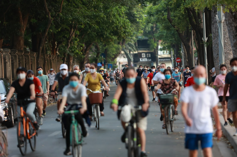Sáng sớm ngày 3/6, các tuyến phố xung quanh hồ Gươm có hàng nghìn người đi xe đạp, đi bộ tập thể dục