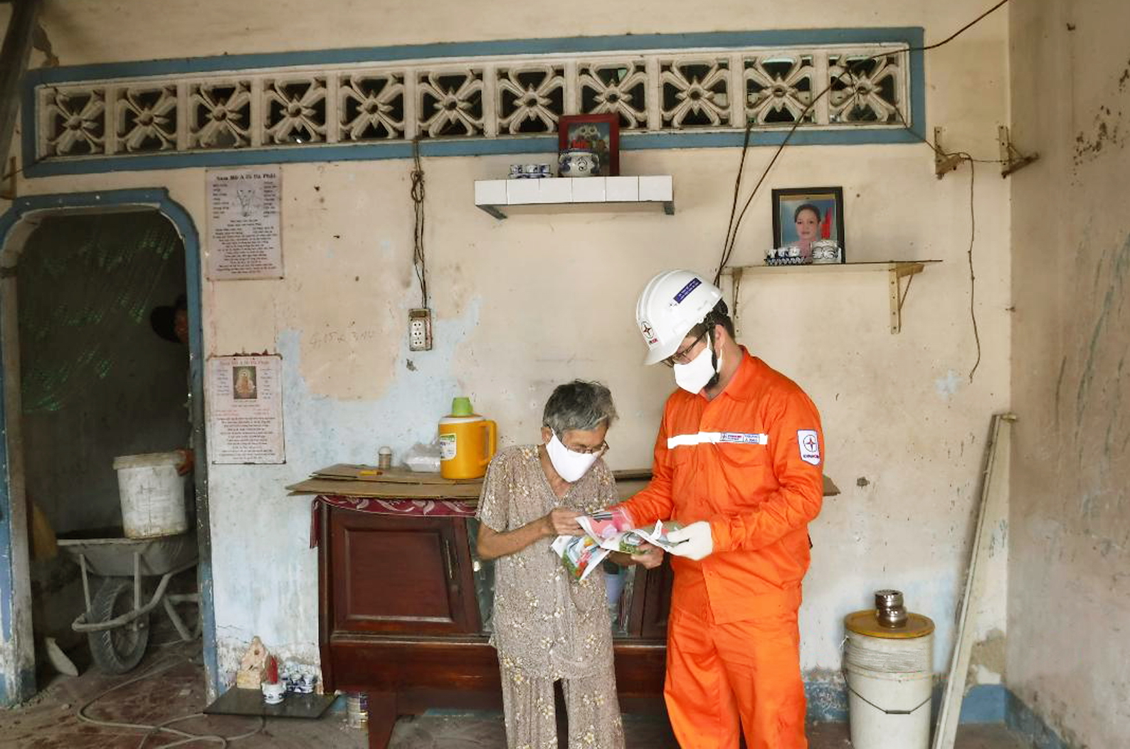 Bà Nguyễn Thị Xu lần đầu tiên được hỗ trợ sửa chữa điện tại nhà