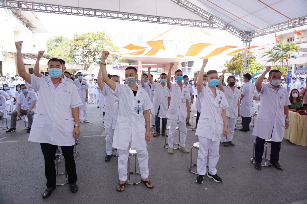 20 cán bộ, y, bác sĩ (6 bác sĩ, 12 điều dưỡng, 2 kỹ thuật viên xét nghiệm) của tỉnh Quảng Ninh lên đường chi viện Bắc Giang.