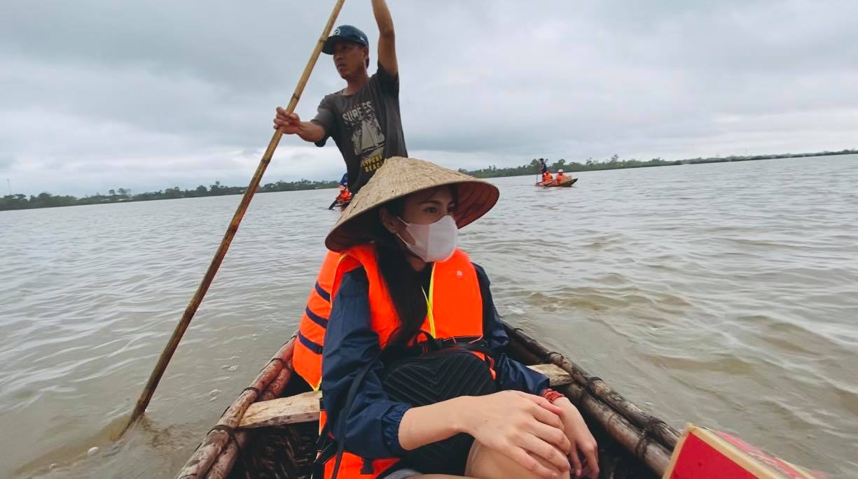 Hình ảnh Thuỷ Tiên từ thiện tại miền Trung đợt lũ lụt năm 2020.