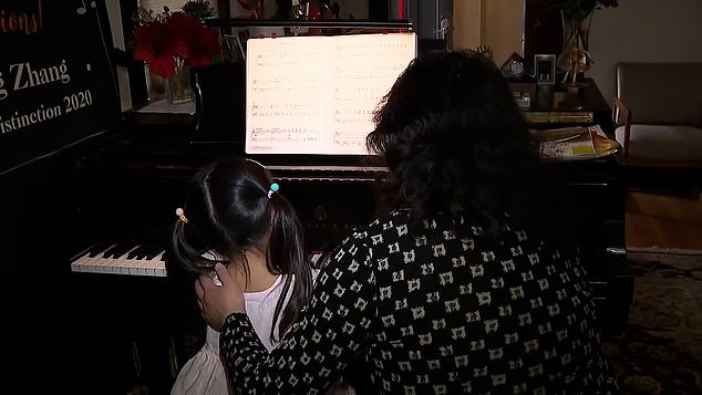 Cô giáo dạy piano của Xie tỏ ra bất ngờ với khả năng của Xie - Ảnh: Dailymail