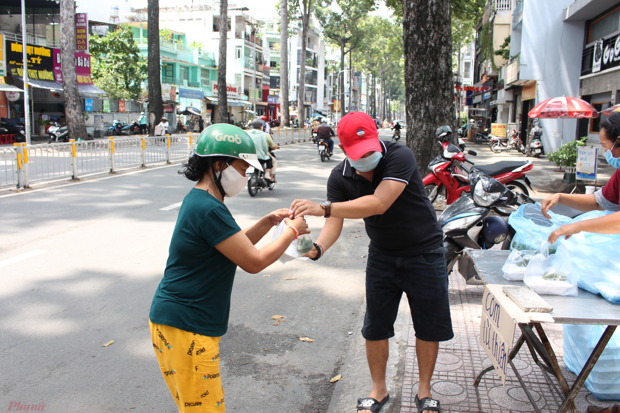 Hơn 20 năm bán nước trên đường Nguyễn Tri Phương, bà Nguyễn Thị Hòa, 59 tuổi, ngụ quận 10, TP.HCM, thấm thía biết bao mảnh đời khốn khó. Mùa dịch, chứng kiến nhiều mảnh đời thương tâm, bà Hòa bàn với con cháu góp tiền nấu cơm chay tặng cho người nghèo.