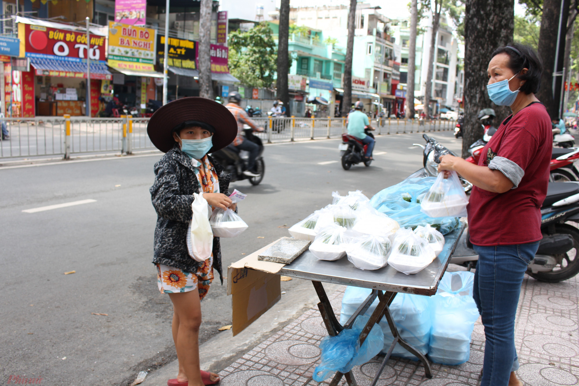 Bà Hòa còn ở nhà thuê, chạy cơm từng ngày nhưng thấy người khác khổ hơn, bà chịu không nổi. Điểm phát cơm của bà ở trước hẻm 523 đường Nguyễn Tri Phương, quận 10, TPHCM, chỉ có chiếc bàn nhỏ gắn tấm bìa ghi chữ “Cơm từ thiện”.Cứ đến 10 giờ sáng mỗi ngày, trên chiếc bàn kê sẵn, bà Hòa xếp ngay ngắn những phần cơm canh còn nóng hổi chờ người đến nhận. 