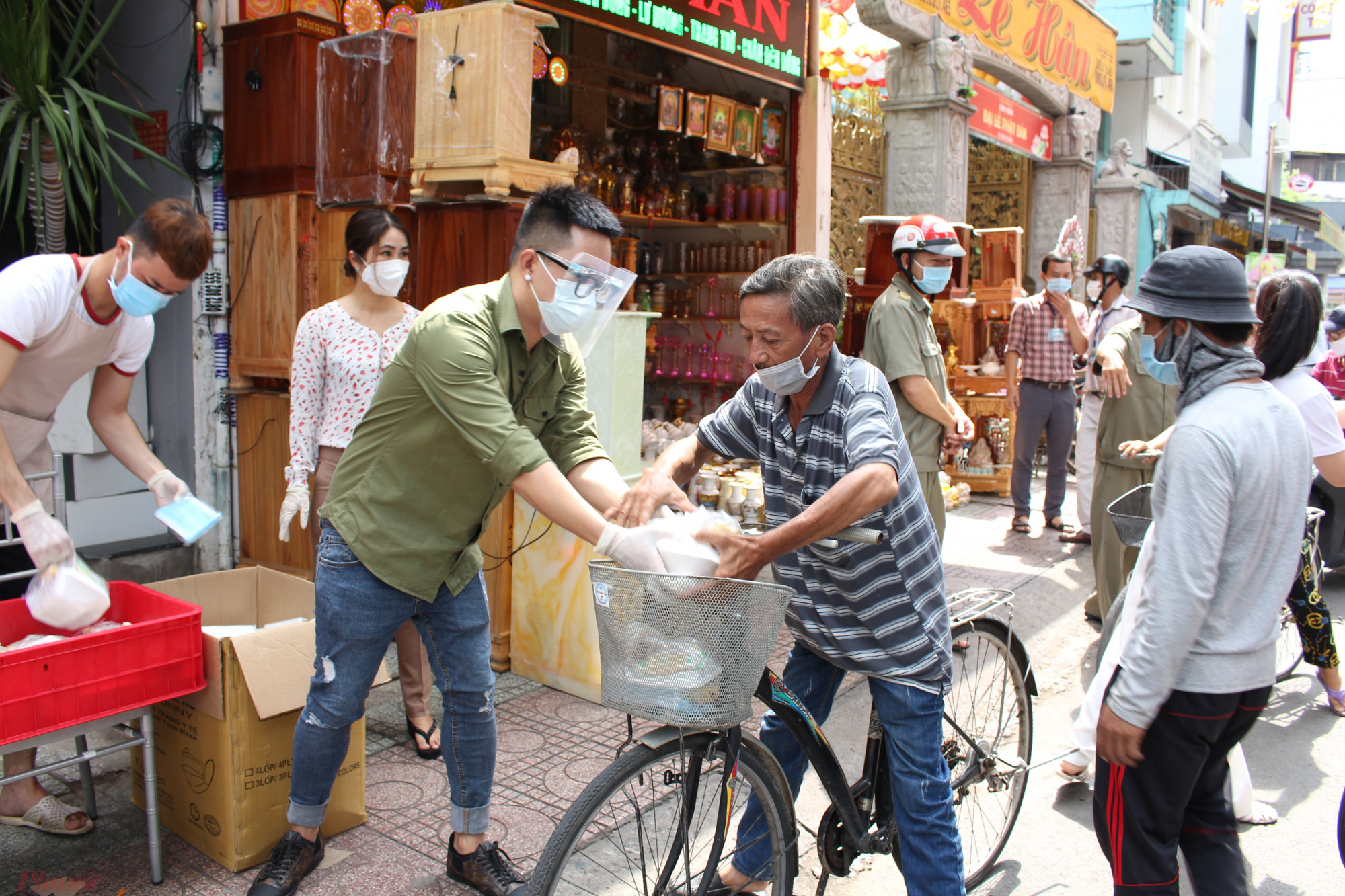 Người nghèo được nhận cơm, sữa, khẩu trang... miễn phí tại số 96 Nguyễn Chí Thanh, quận 10, TP.HCM