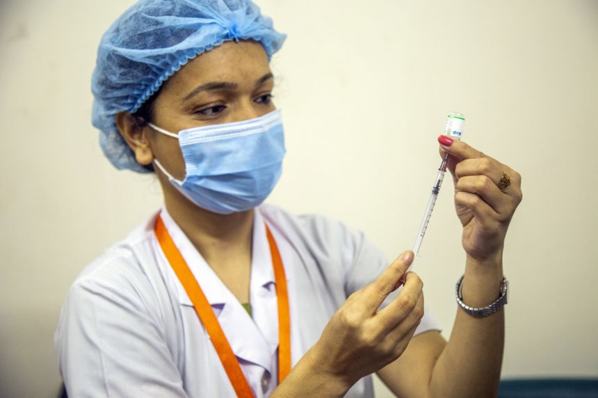 Một nhân viên y tế chuẩn bị một liều vắc xin Sinopharm Covid-19 tại Bệnh viện Đại học Y tế Dhaka ở Bangladesh vào ngày 25 tháng 5 năm 2021. ẢNH: EPA-EFE