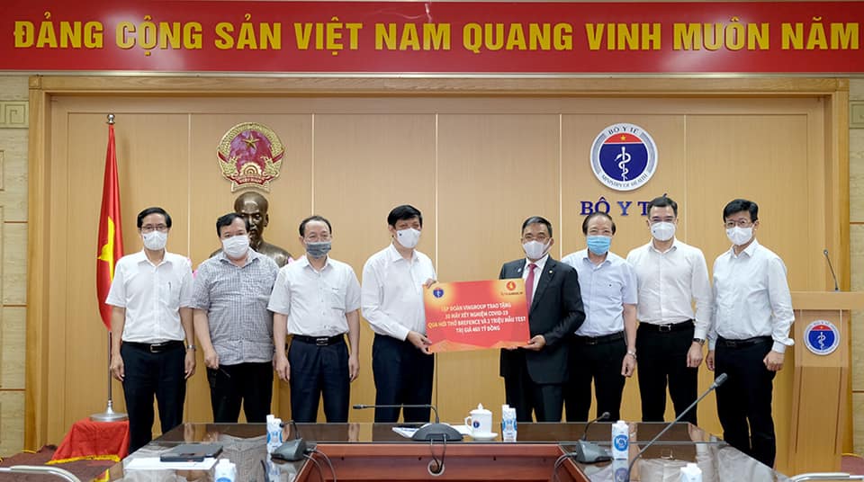 Bộ Y tế tiếp nhận 30 máy xét nghiệm COVID-19 qua hơi thở do Tập đoàn Vingroup trao tặng