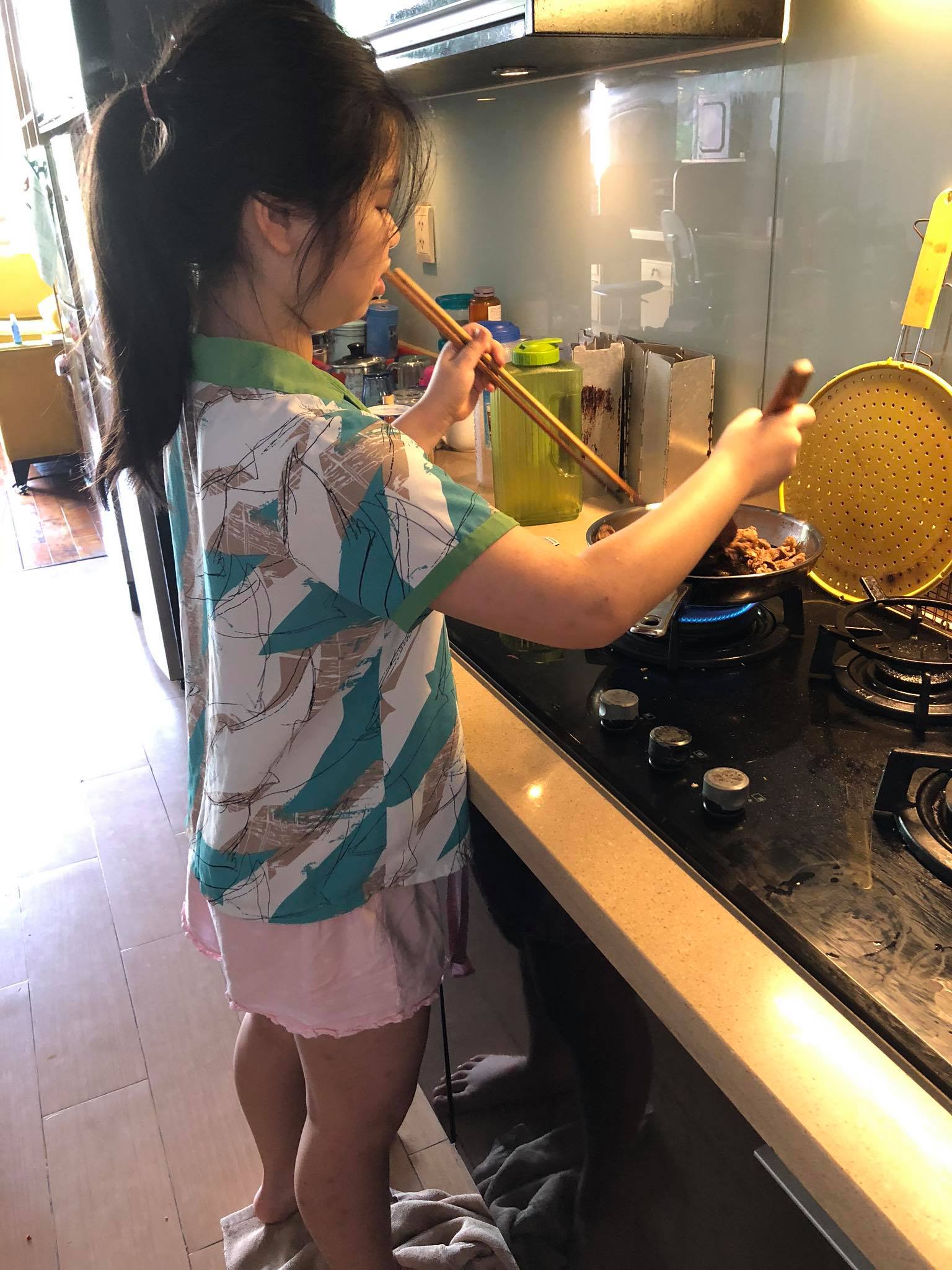 Bé Diệp Quỳnh (10 tuổi) đang giúp mẹ chuẩn bị bữa ăn.