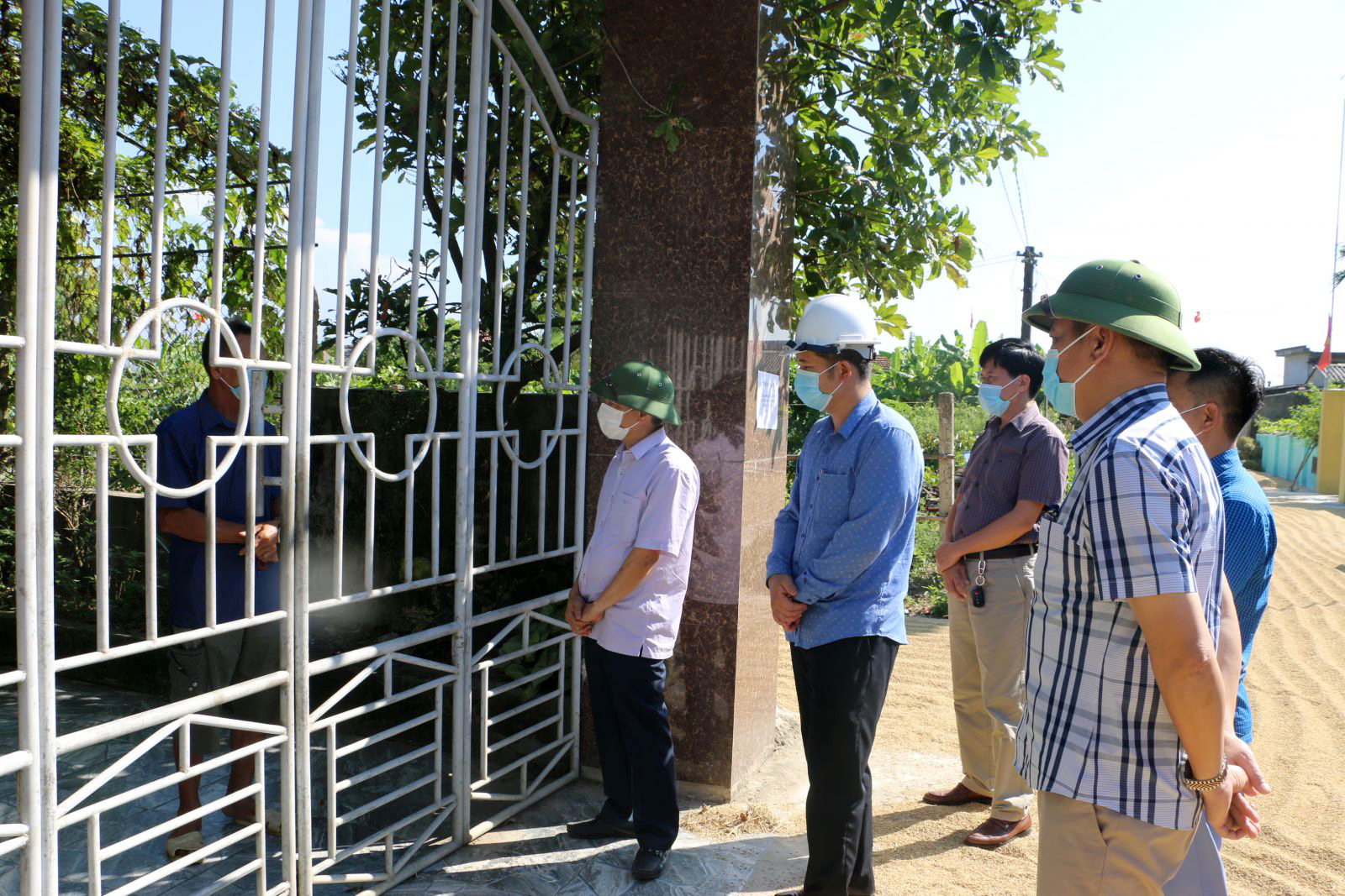 Lãnh đạo Sở Y tế Hà Tĩnh giám sát người từ vùng có dịch về địa phương, đang thực hiện cách ly tại nhà