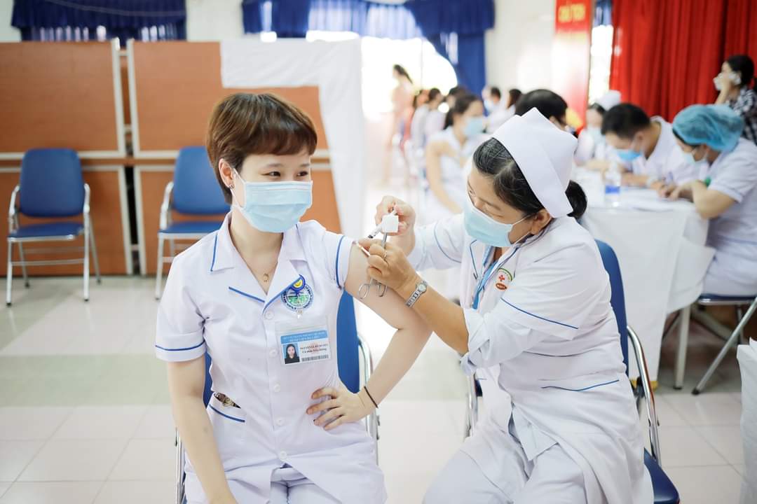 Tiêm vắc xin ngừa COVID-19 cho nhân viên y tế Bệnh viện Da liễu TPHCM.