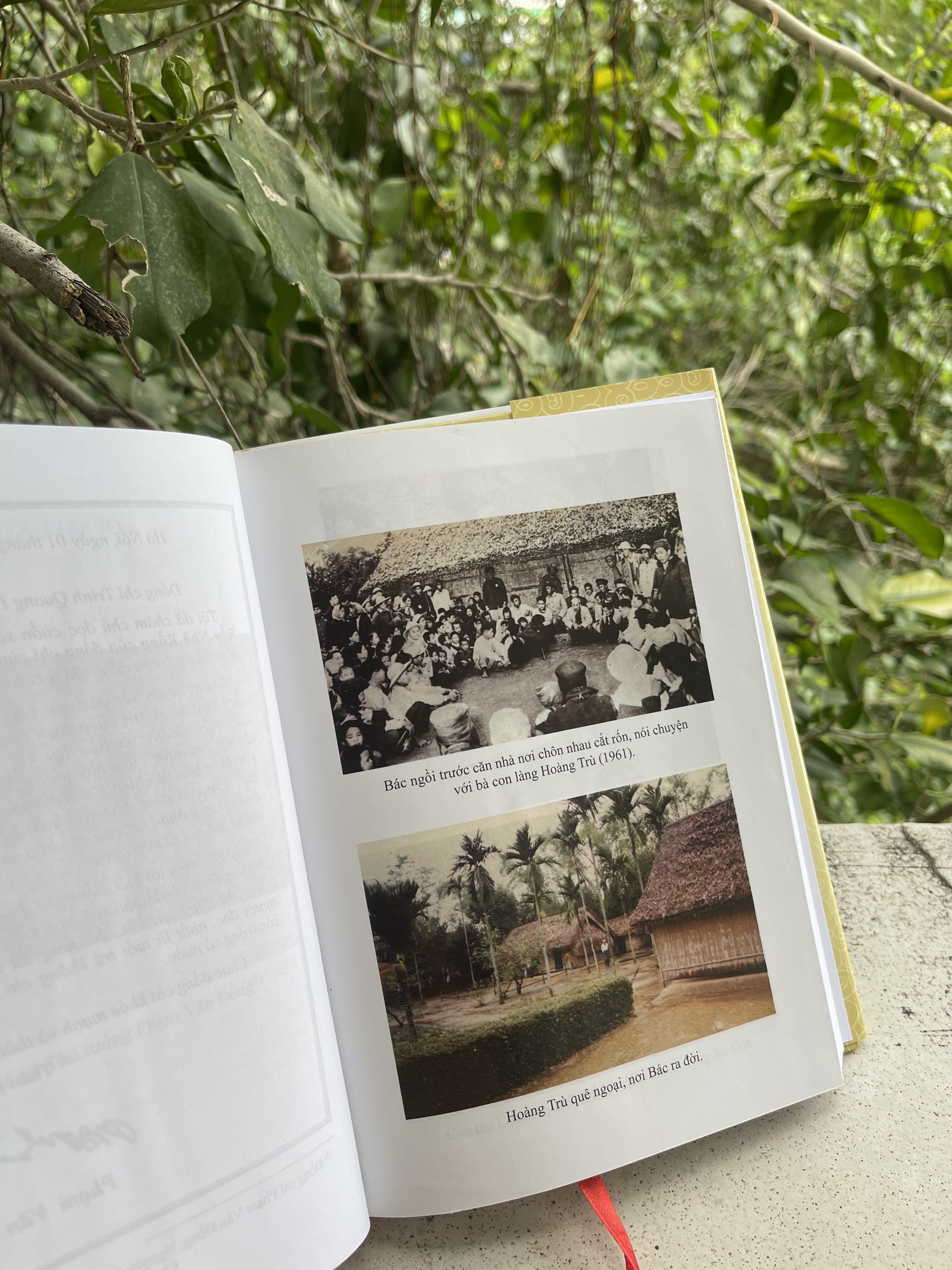 Hình ảnh Bác Hồ ngồi trước căn nhà, nơi chôn rau cắt rốn, nói chuyện với bà con làng Hoàng Trù (1961)