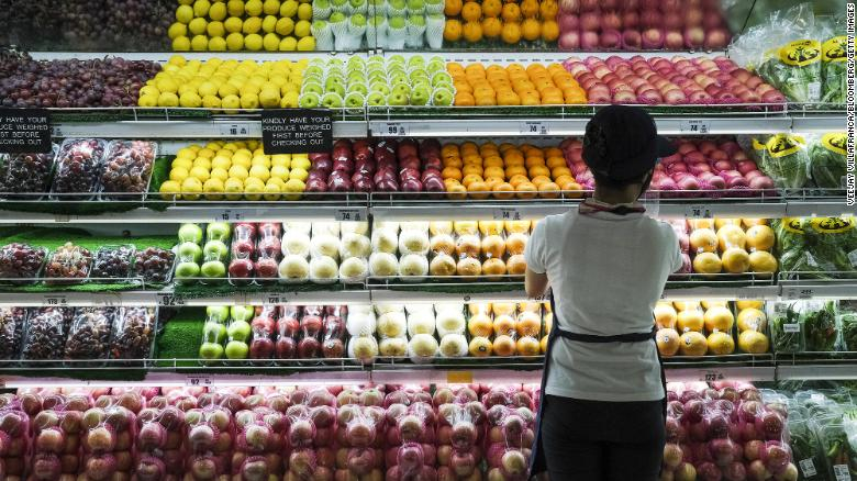 Khu bán trái cây tại một siêu thị ở tỉnh Cavite, Philippines - Ảnh: WNEM