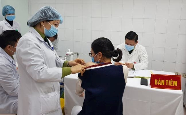 Tiêm thử nghiệm vắc-xin Nanocovax tại Học viện Quân y