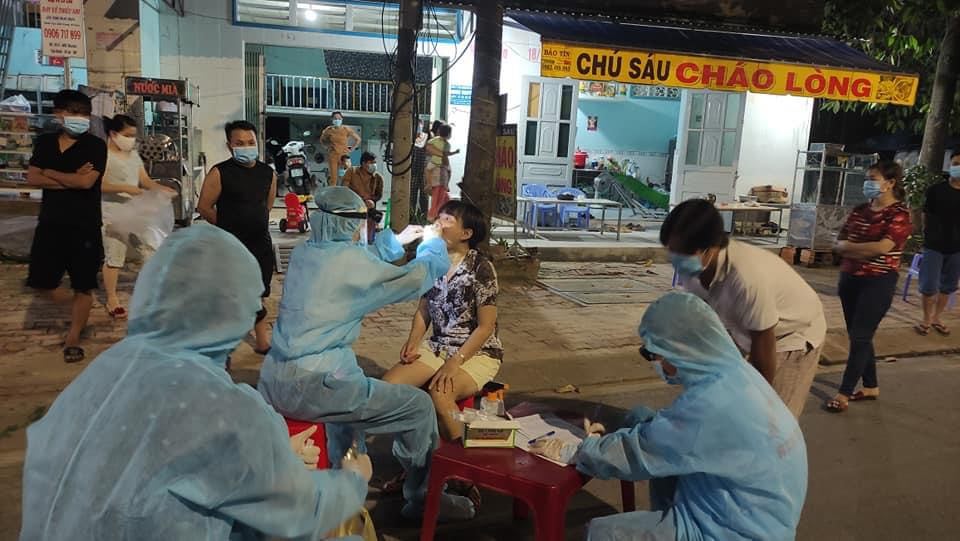 Ngành y tế TP. Dĩ An lấy dịch tễ của nhiều người trong khu vực bị phong toả ở phường Tân Bình