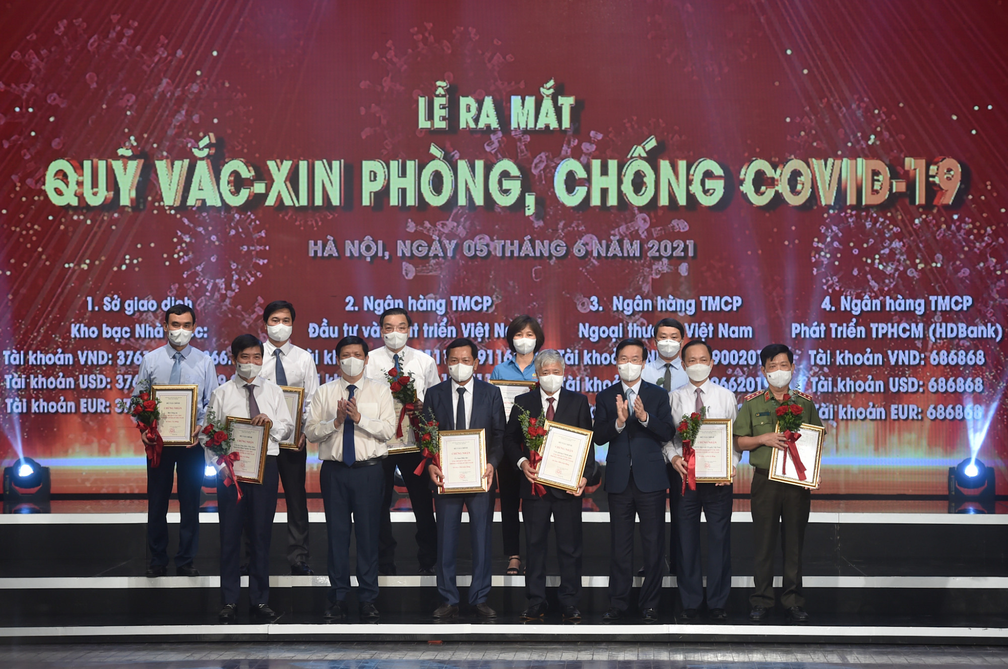 Thường trực Ban Bí thư Võ Văn Thưởng, Bộ trưởng Bộ Y tế Nguyễn Thanh Long và đại diện bộ ngành, DN đóng góp cho Quỹ vaccine phòng chống COVID-19. Ảnh VGP