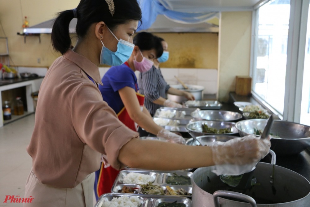 Bộ phận nhà bếp trường THPT nội tú tỉnh Thừa Thiên - Huế tranh thủ nấu cơm thích ăn phục vụ các thí sinh và người nhà sau khi kết thúc môn thi Ngữ Văn
