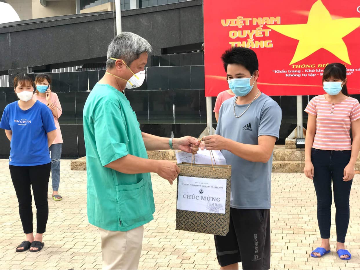 Thứ trưởng Nguyễn Trường Sơn trao giấy công nhận khỏi bệnh cho các bệnh nhân sáng nay.