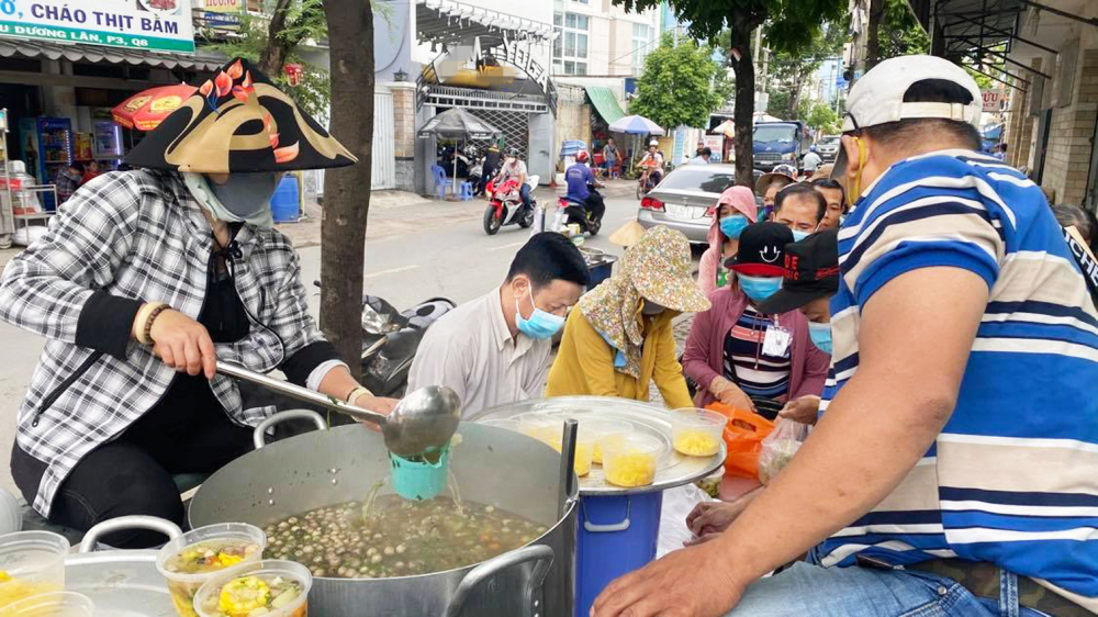 Trong đại dịch COVID-19, hằng ngày, có hàng ngàn người khó khăn được bếp cơm “người nghèo nấu cho người nghèo” hỗ trợ phần ăn