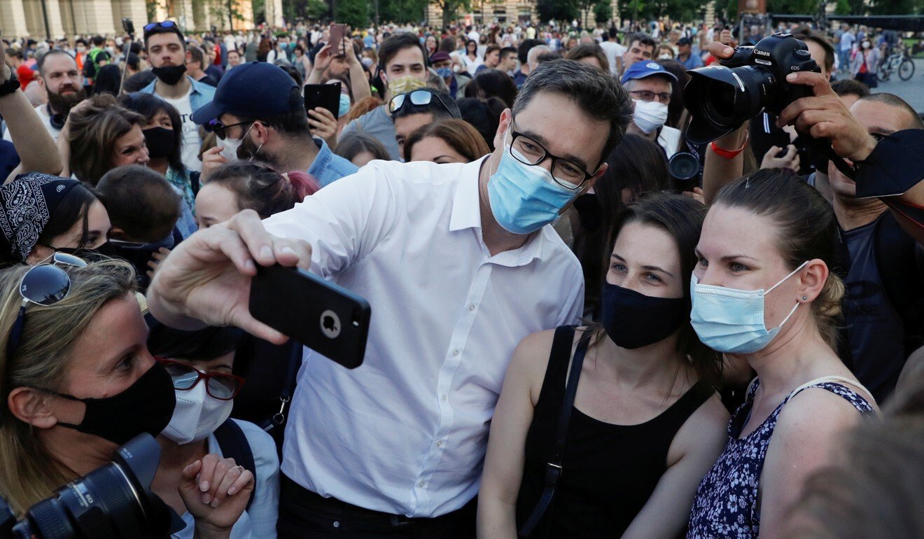 Thị trưởng thành phố Budapest Gergely Karacsony tham gia cùng đoàn biểu tình hôm thứ Bảy (5/6) - Ảnh: Reuters