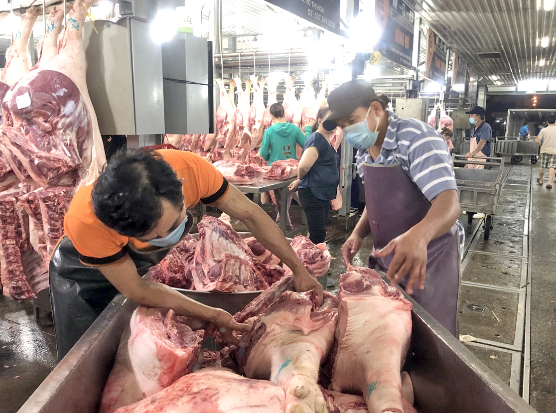 Lượng thịt heo về chợ đầu mối Hóc Môn vẫn ổn định, giá thịt đã giảm nhẹ so với vài ngày trước - ẢNH: NGUYỄN CẨM