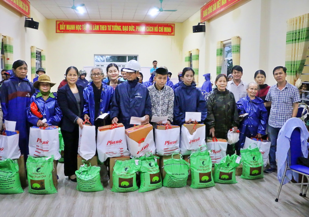 Báo Phụ Nữ TP.HCM tặng tiền và quà cho người dân vùng lũ Quảng Trị