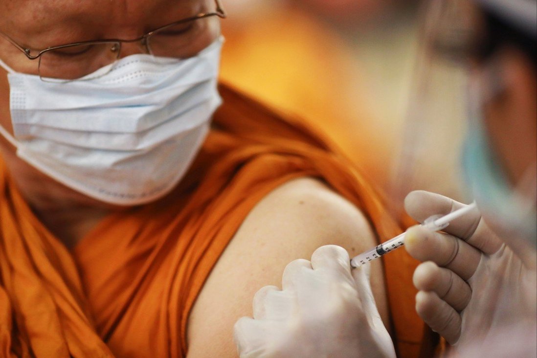 Một nhà sư Thái Lan nhận mũi tiêm vắc xin tại Bangkok
