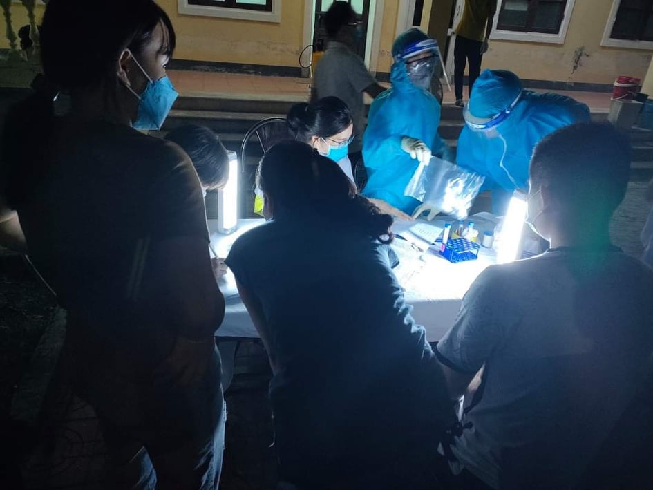 Lực lượng y tế Hà Tĩnh xuyên đêm lấy mẫu xét nghiệm COVID-19