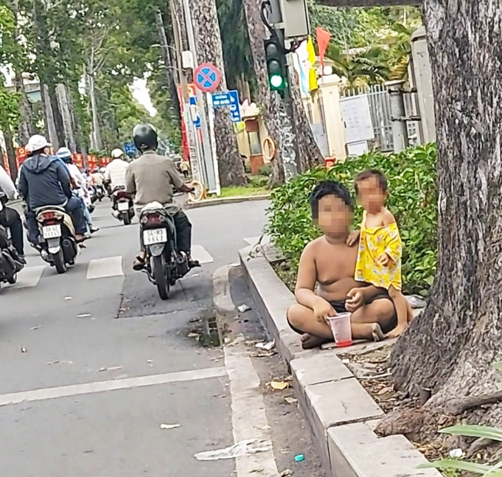 Cu Lỳ lưng trần ngồi phơi nắng xin tiền ở giao lộ Ngô Quyền - Hồng Bàng