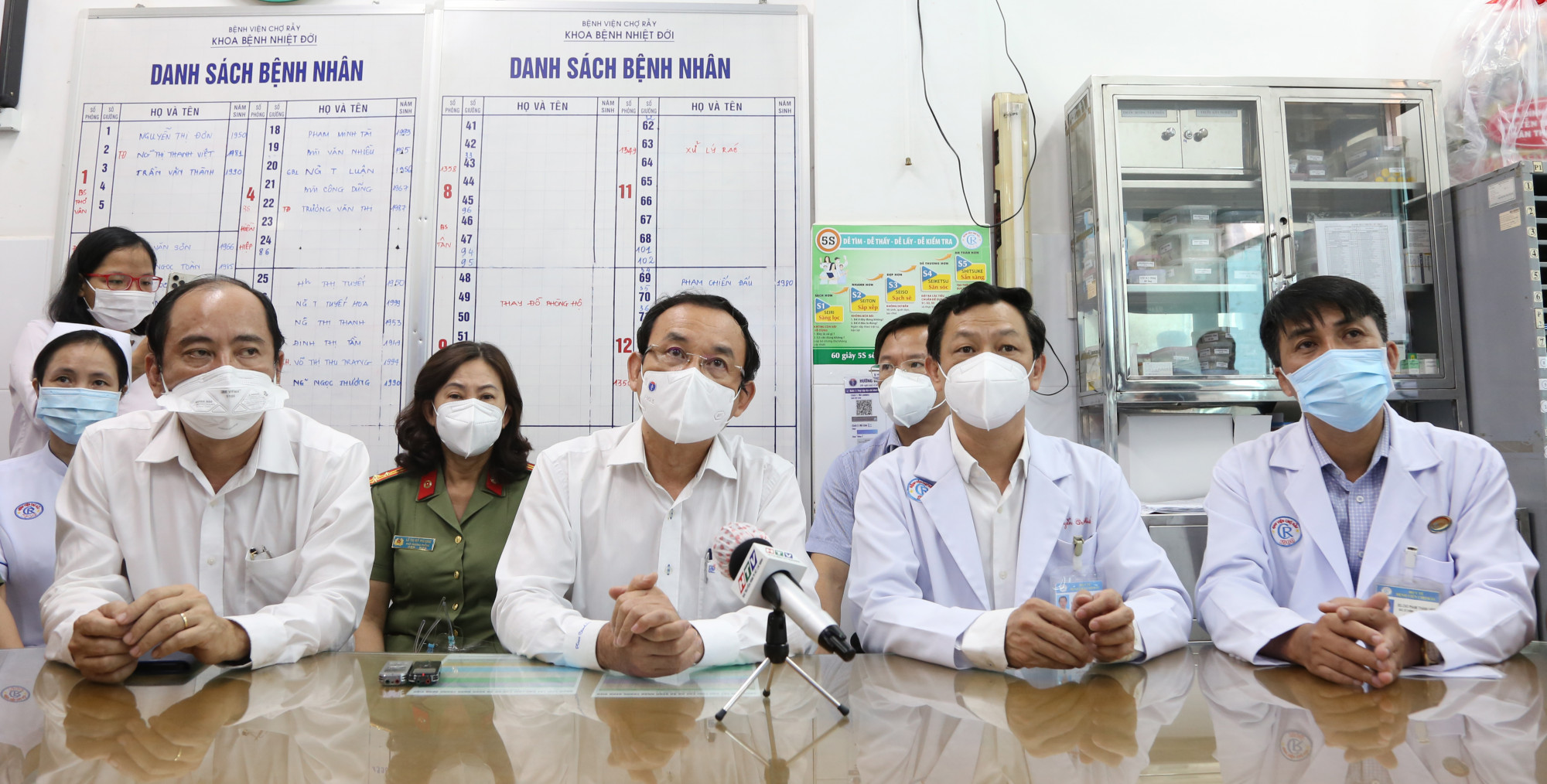 Bí thư Thành ủy TPHCM Nguyễn Văn Nên đến BV Chợ Rẫy chiều 8/6 để thăm hỏi sức khỏe chiến sĩ công an bị nhiễm COVID-19. Ảnh: BVCC