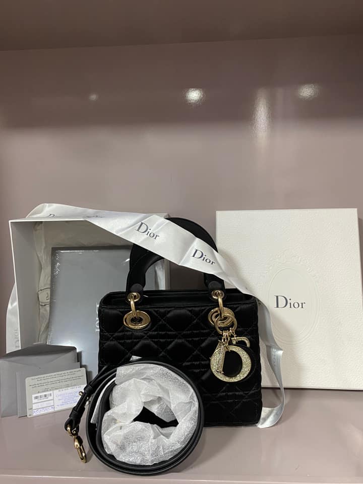Nằm hàng top về giá Lady Dior da và satin , khoá mạ vàng đính đá , mẫu mới 2020