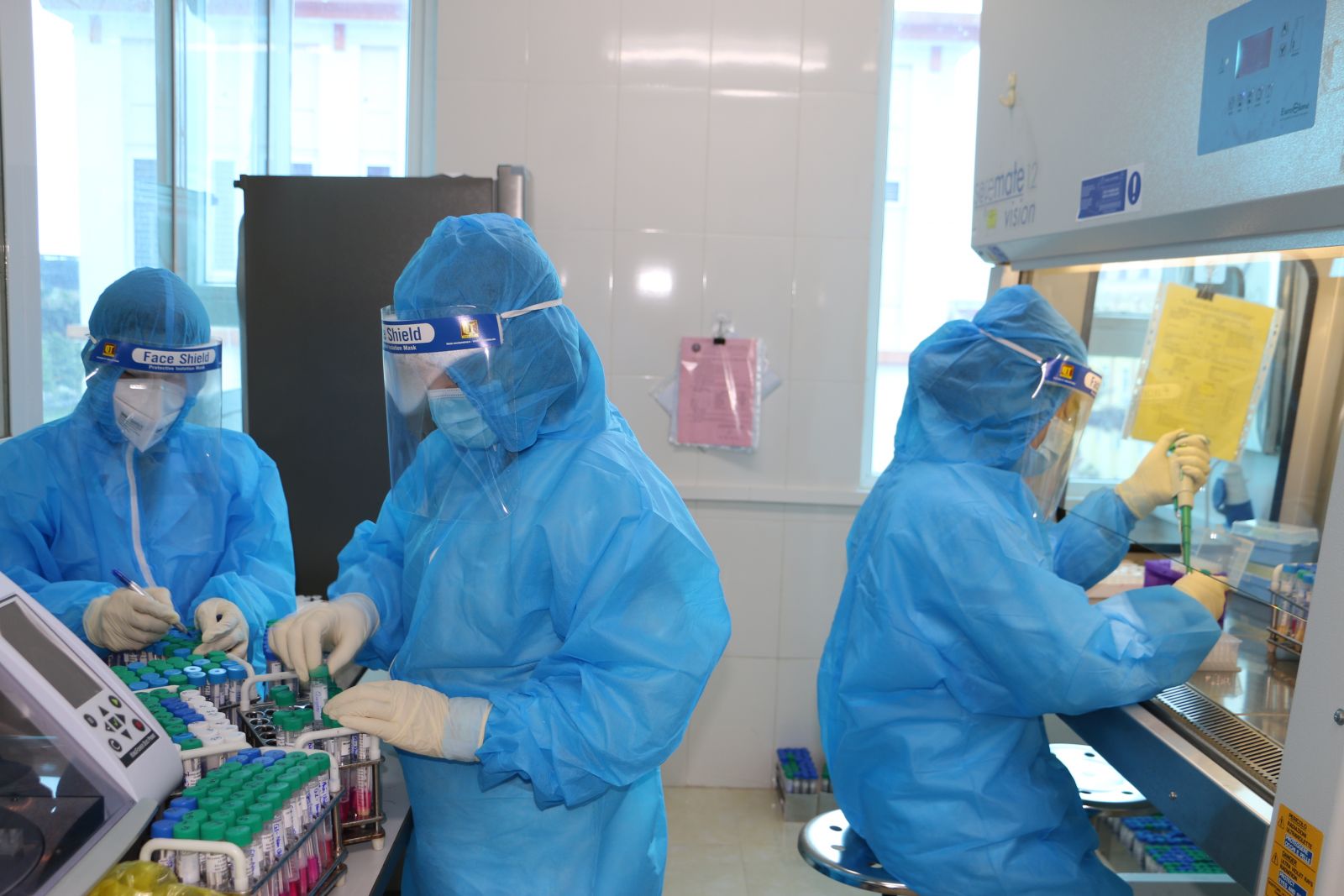 52 cán bộ y tế Nghệ An được điều động sẽ giúp Hà Tĩnh lấy mẫu xét nghiệm COVID-19